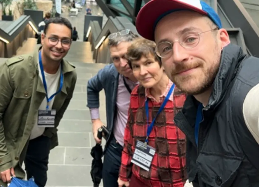 Teammitglieder mit Besucherausweisen auf einer Veranstaltung