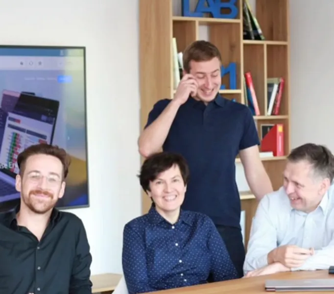 Team von code council in einem Lab-Raum