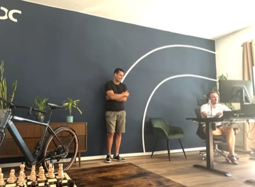 Büro mit dem Signet von code council an der Wand