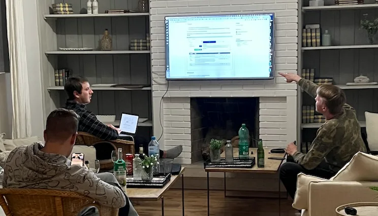 Drei Mitarbeiter besprechen eine Anwendung am Bildschirm