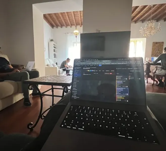 Laptop mit Code im Gemeinschaftsraum